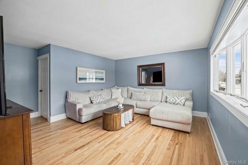 432 Bohemia Pkwy, Sayville, NY, 11782-3302 | Card Image