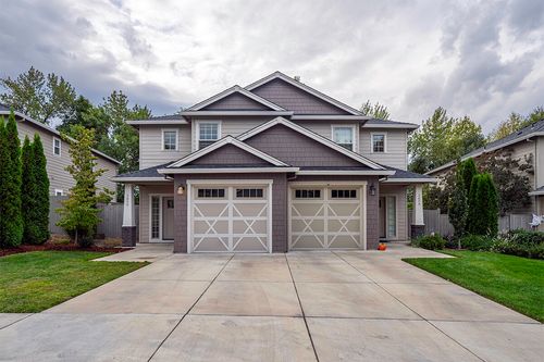 3860 Creek View Dr, Medford, OR, 97504-8911 | Card Image