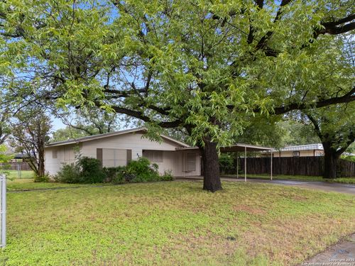 521 N 4th St, Uvalde, TX, 78801-4438 | Card Image