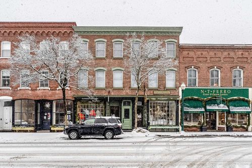 15 Central St, Woodstock, VT, 05091-1070 | Card Image