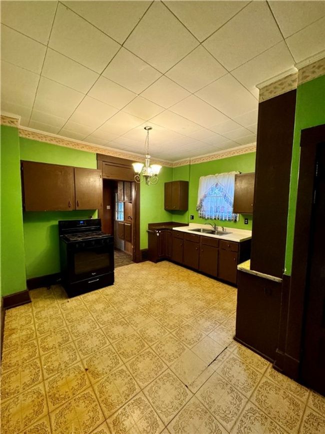 1043 Irwin St, House other with 3 bedrooms, 2 bathrooms and null parking in Aliquippa PA | Image 9