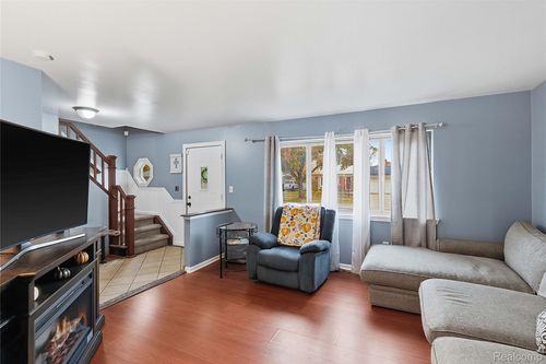 36698 Rolf St, Westland, MI, 48186-4071 | Card Image