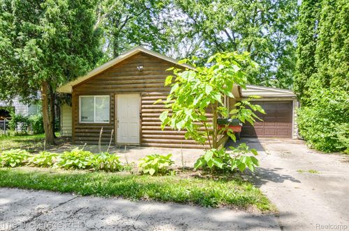 8021 Benson Rd, Mount Morris, MI, 48458-1403 | Card Image