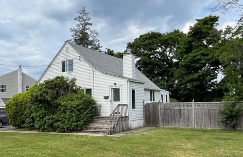 25 Conklin St, Babylon, NY, 11703-2201 | Card Image