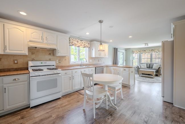 26 Russett Hill Rd, House other with 5 bedrooms, 3 bathrooms and 4 parking in Haverhill MA | Image 4