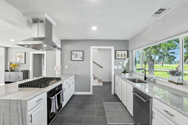 542 Circle Way St, House other with 4 bedrooms, 2 bathrooms and 1 parking in Lake Jackson TX | Image 7