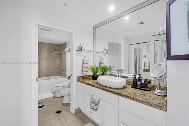APT-3803 - 848 Brickell Key Dr, Condo with 1 bedrooms, 2 bathrooms and null parking in Miami FL | Image 24