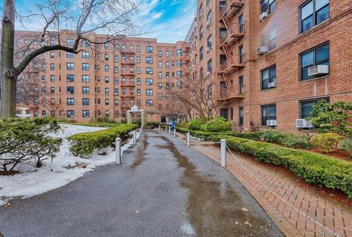 506-84-01 Main St, Briarwood, NY, 11435 | Card Image