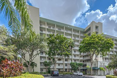 302 - 2238 N Cypress Bend Drive, Condo with 2 bedrooms, 2 bathrooms and null parking in Pompano Beach FL | Image 1