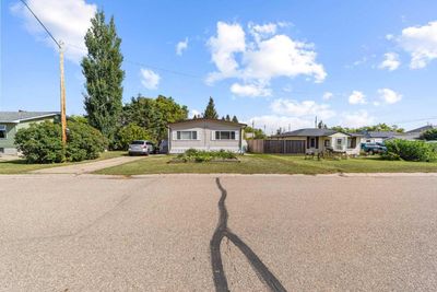 4810 52 St, House other with 3 bedrooms, 2 bathrooms and 4 parking in Sedgewick AB | Image 2