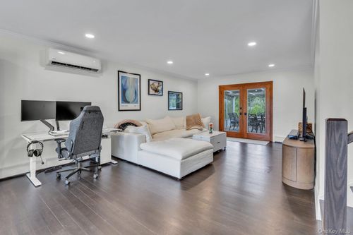 19 Laurelton Ave, Lake Grove, NY, 11755-3117 | Card Image
