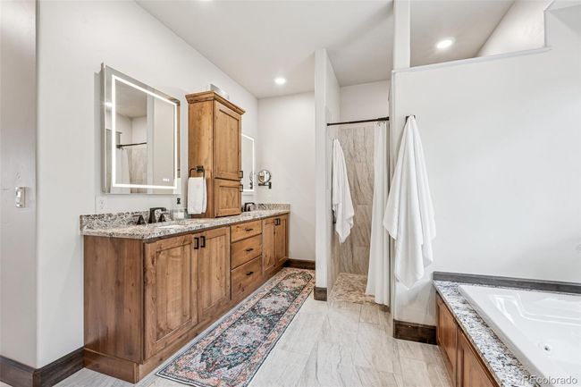 Owner Ensuite - Soaking tub, Walk-in Shower, double vanity | Image 9