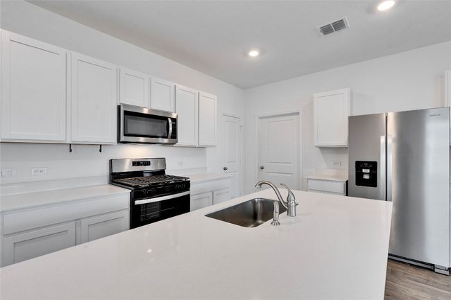 12305 Bulldogger Bnd, House other with 4 bedrooms, 3 bathrooms and 4 parking in Mustang Ridge TX | Image 4
