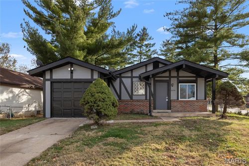 2370 Indiancup Dr, Florissant, MO, 63033-1737 | Card Image