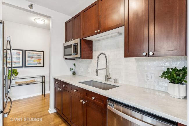 APT-704 - 200 W Grand Ave, Condo with 2 bedrooms, 2 bathrooms and 1 parking in CHICAGO IL | Image 7