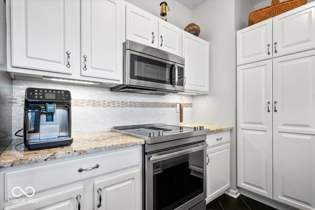 11264 Fonthill Dr, Condo with 2 bedrooms, 3 bathrooms and null parking in Indianapolis IN | Image 5