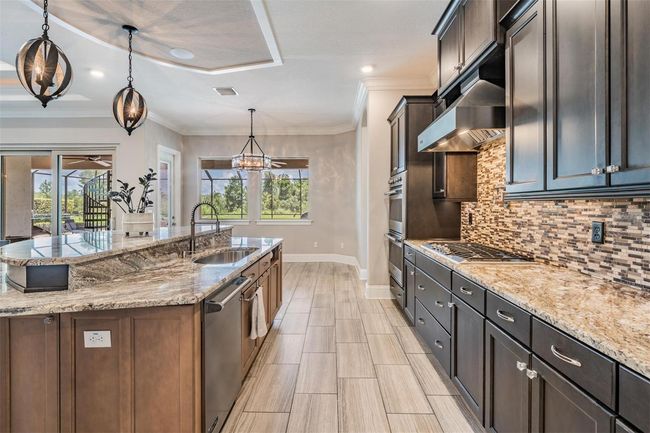 Spacious kitchen w/eat-in area | Image 7
