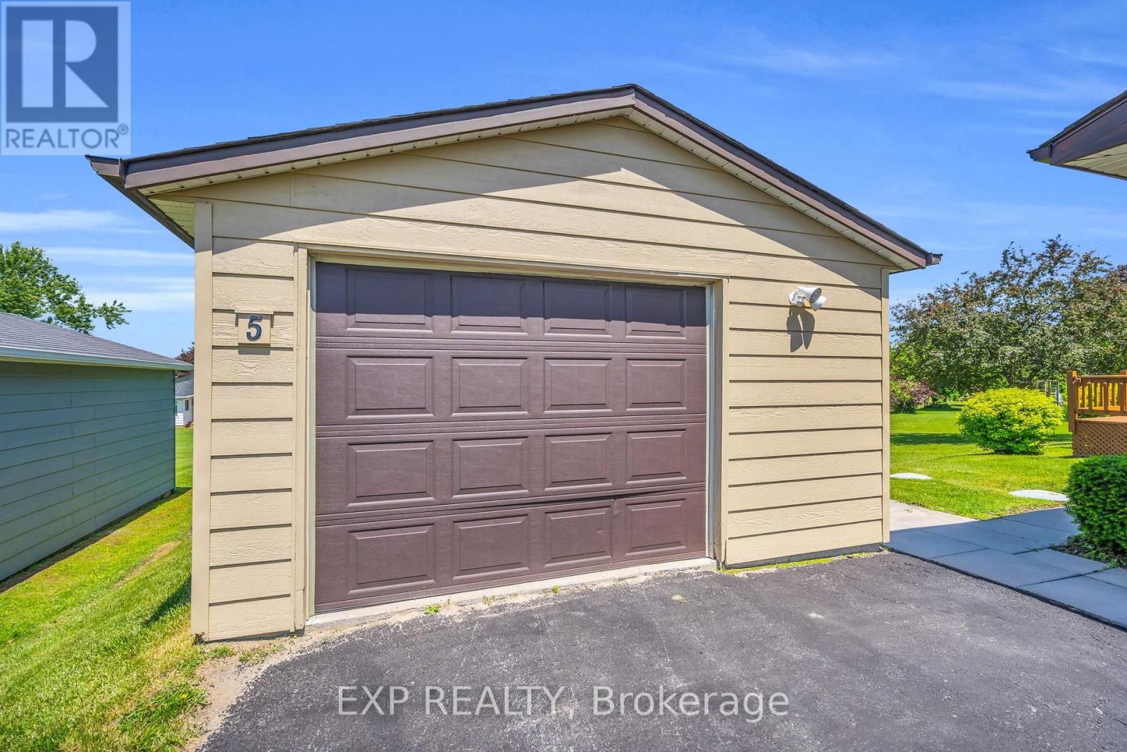 Residential in Georgina (Sutton & Jackson's Point) 3