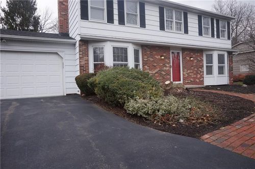 6 Foxpointe Cir, Fairport, NY, 14450-9147 | Card Image