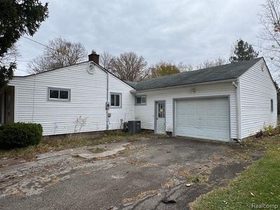 6182 Surrey Lane, Home with 3 bedrooms, 1 bathrooms and null parking in Burton MI | Image 3