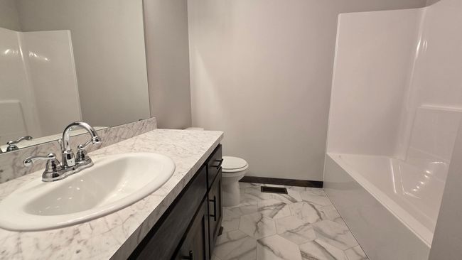 The upper level full bathroom. | Image 12