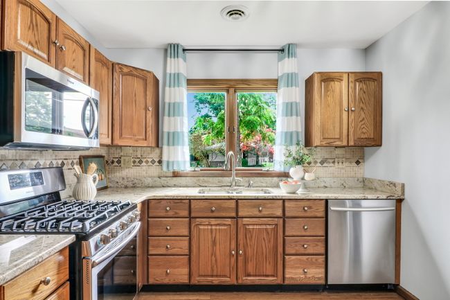136 Burton St, House other with 4 bedrooms, 3 bathrooms and 2 parking in Grayslake IL | Image 5