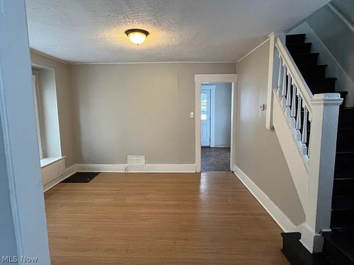 384 W Bartges St, Akron, OH, 44307-1930 | Card Image