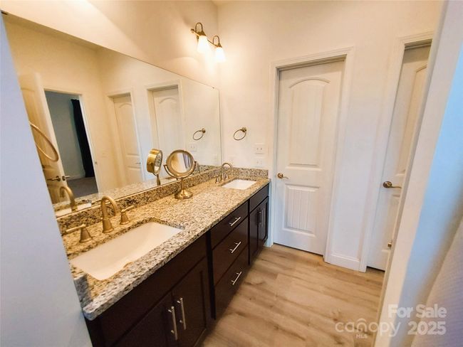 Primary Bathroom | Image 13