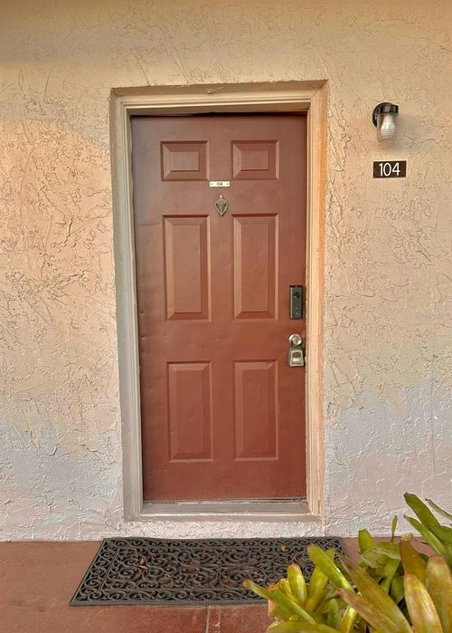 c104-9209 Tudor Dr, TAMPA, FL, 33615-3776 | Card Image