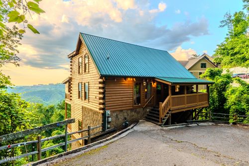 569 Forrest Springs Dr, Gatlinburg, TN, 37738-4756 | Card Image