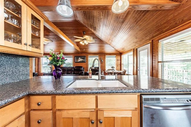 Granite countertops with undermount sink | Image 14