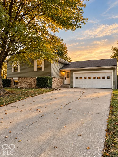 326 Glenbrook Dr, Seymour, IN, 47274-3675 | Card Image