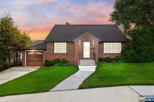 4 Gail Pl, Secaucus, NJ, 07094-3809 | Card Image