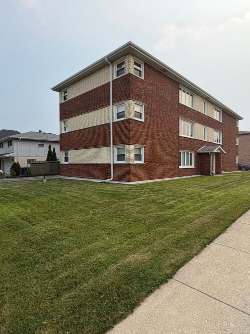1e-8700 S 82nd Ct, Hickory Hills, IL, 60457-1479 | Card Image