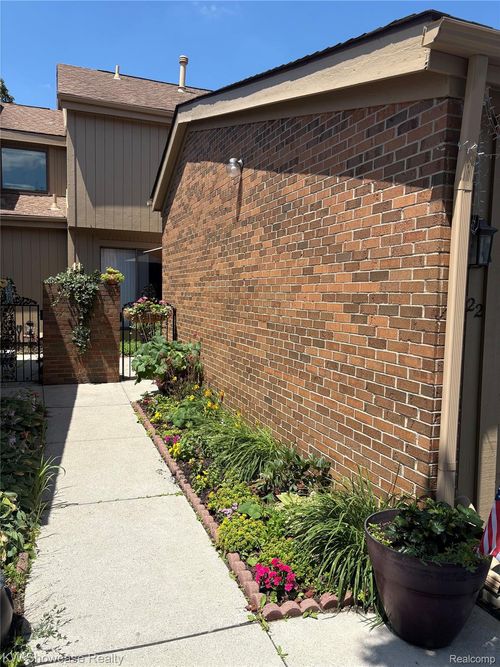 6422 Richard Run, West Bloomfield, MI, 48322-2107 | Card Image