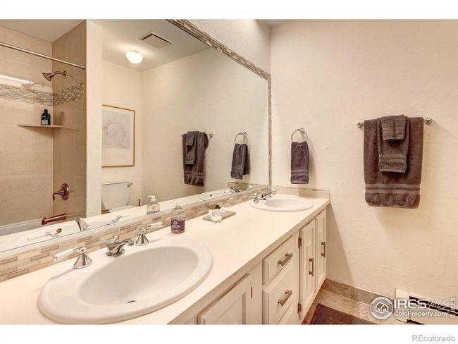 Hallway full bath | Image 22