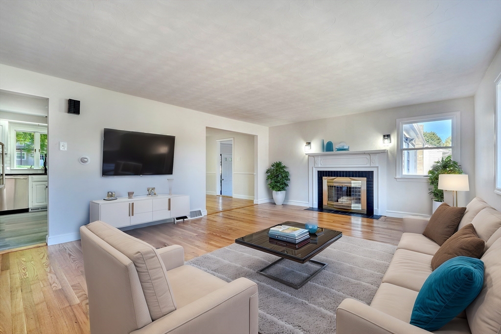 Shirley Ave, Methuen, MA 01844