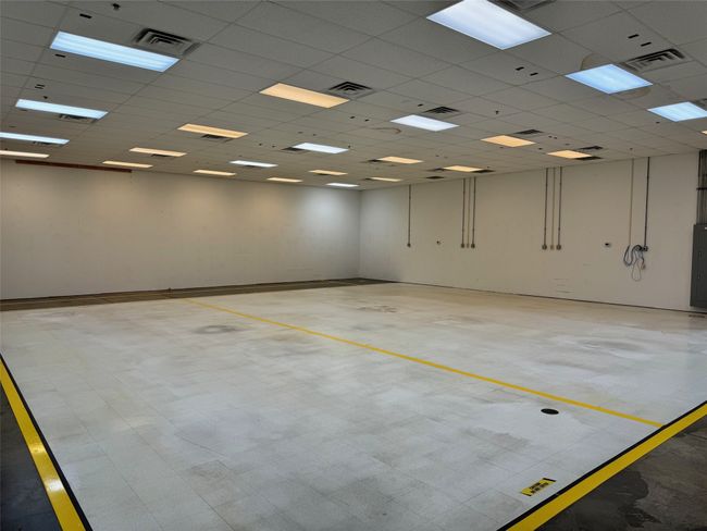 View of garage | Image 6