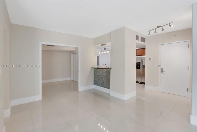 APT-1710 - 9055 Sw 73 Rd Ct, Condo with 2 bedrooms, 2 bathrooms and null parking in Pinecrest FL | Image 5