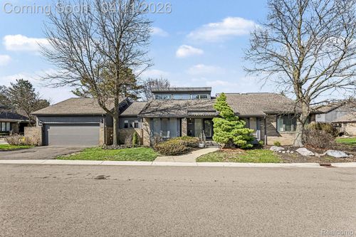 5950 Pinetree Dr, West Bloomfield, MI, 48322-1412 | Card Image