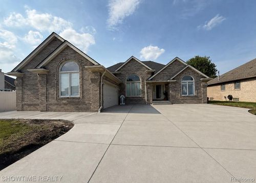 21523 Mackenzie Dr, Macomb, MI, 48044-1329 | Card Image