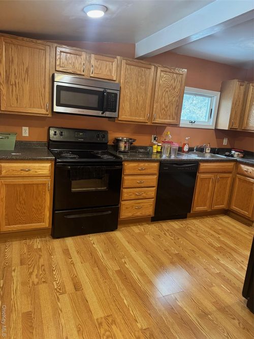 80 Earl St, Babylon, NY, 11703-1807 | Card Image