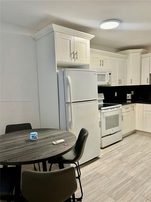 apt-5-7928 Harding Ave, Miami Beach, FL, 33141-1643 | Card Image