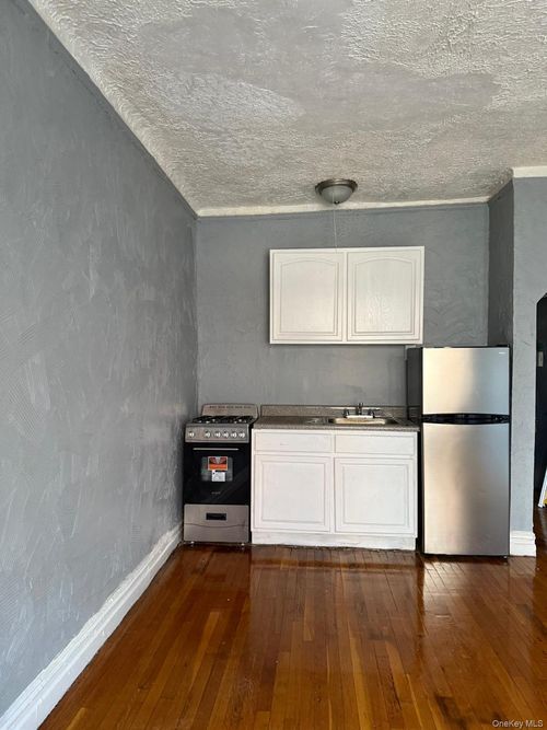 835 Fox St, Bronx, NY, 10459-5138 | Card Image