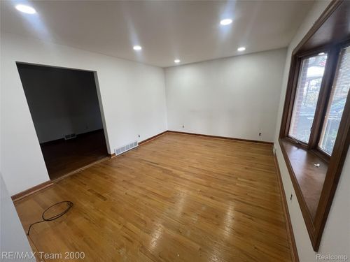 2218 Geneva St, Dearborn, MI, 48124-2580 | Card Image