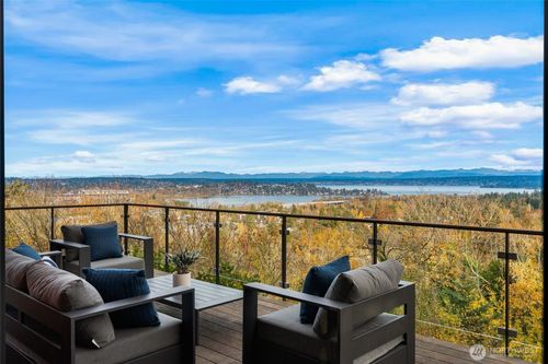 1527 E Howe St, Seattle, WA, 98112-2823 | Card Image