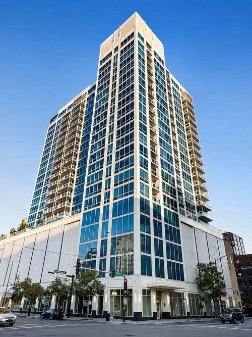1912-757 N Orleans St, Chicago, IL, 60654-3525 | Card Image