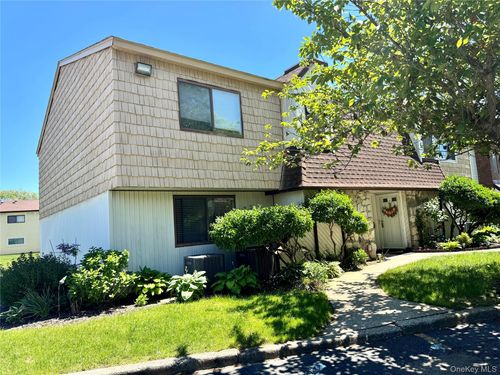 71-71 Pointe Cir S, Coram, NY, 11727-1529 | Card Image