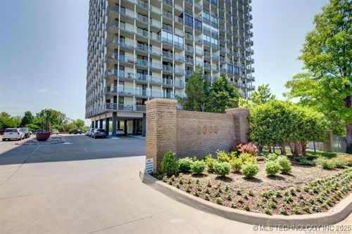 unit-5e-2300 Riverside Dr, Tulsa, OK, 74114-2403 | Card Image