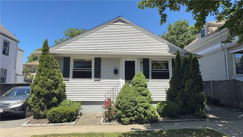 b-25 Thurston Avenue, Newport, RI, 02840 | Card Image